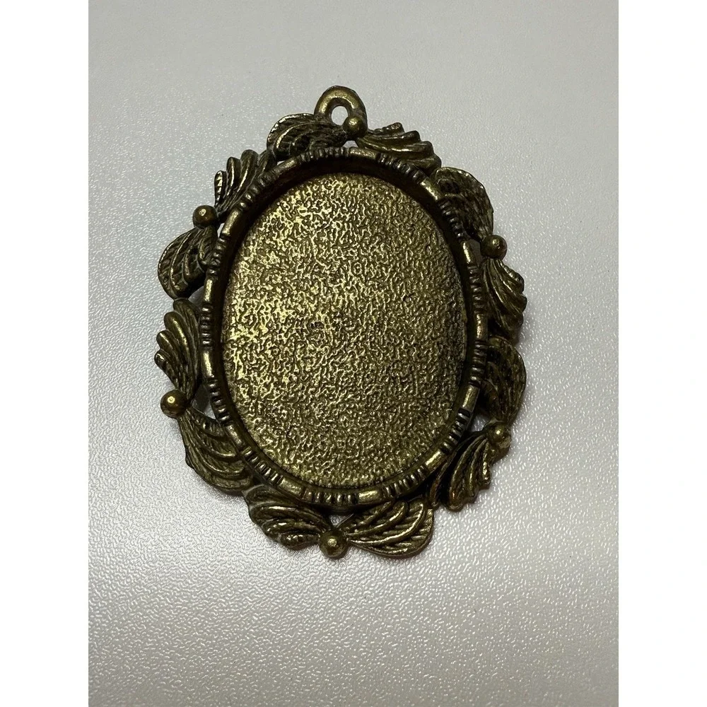 Vintage Creative Circle Brooch‎ Pendant Frame Brass Tone Ornate 2.5